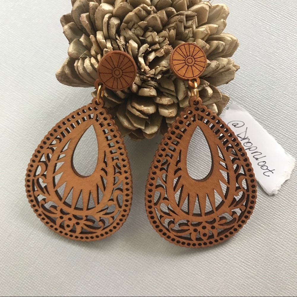 NWT Oval Drop Wood Earrings in Honey Blonde